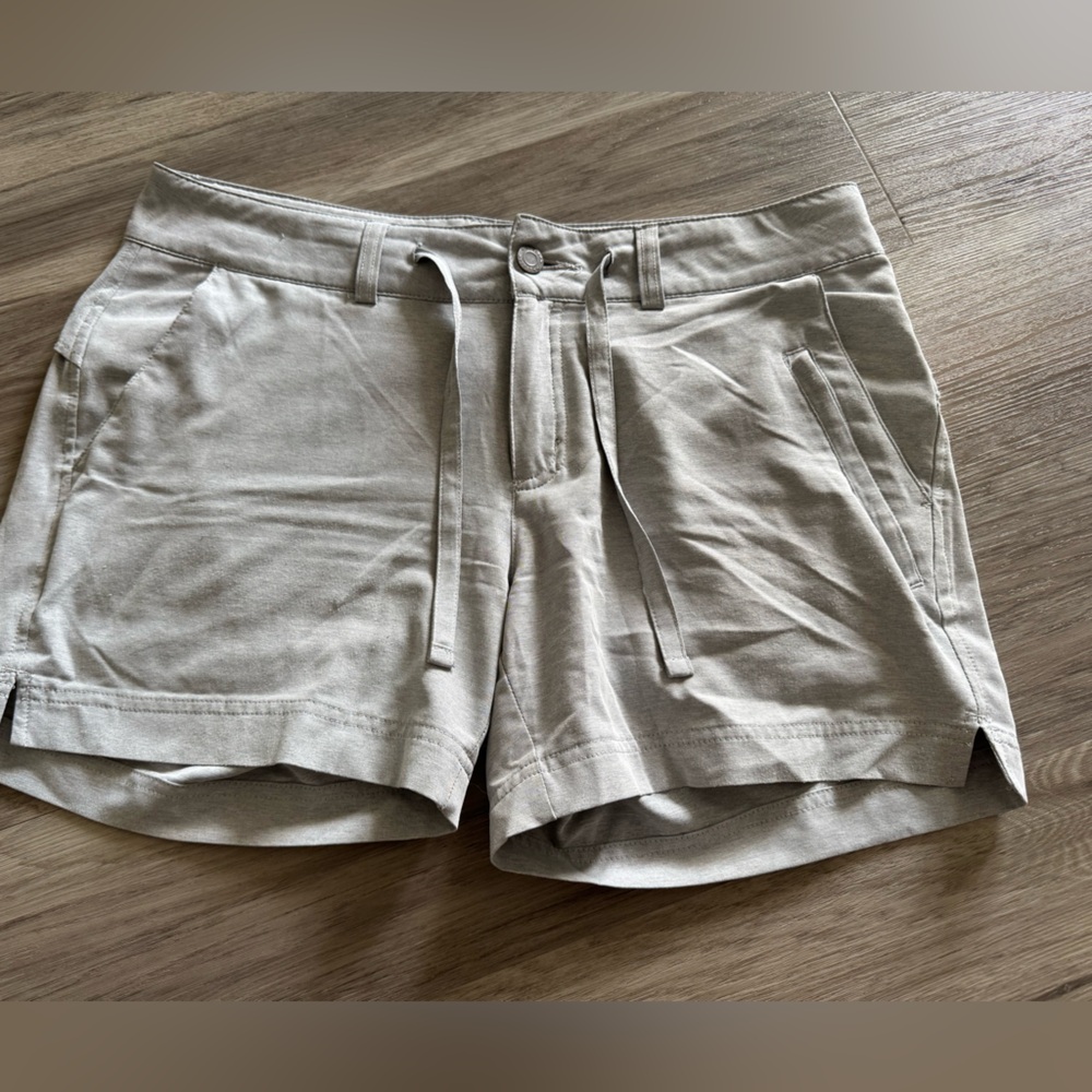 MAGELLAN OUTDOORS GRAY SHORTS